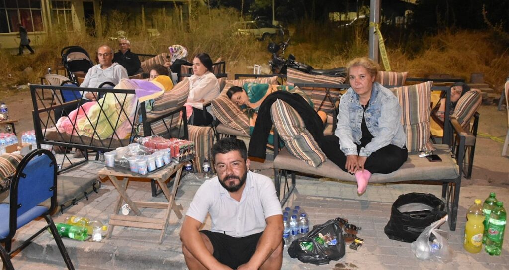 deprem 10 ili etkiledi halk geceyi sokakta gecirdi gBlDZW8N