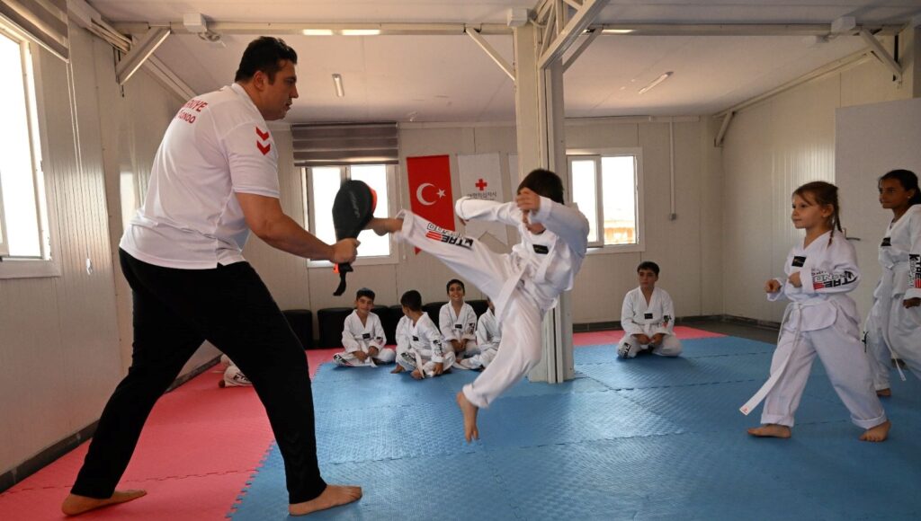 depremzede cocuklar tekvandoyla hayata tutunuyor 1BkVtLKx