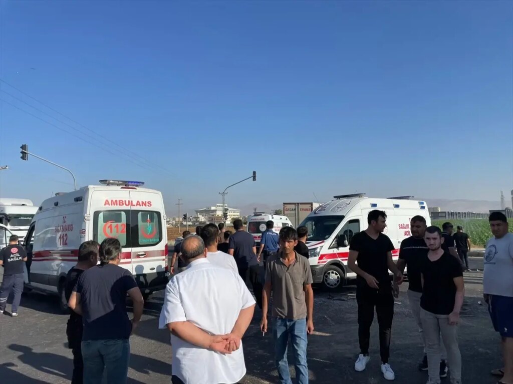 kiziltepede trafik kazasi 1 olu 9 yarali MwSfMG8U