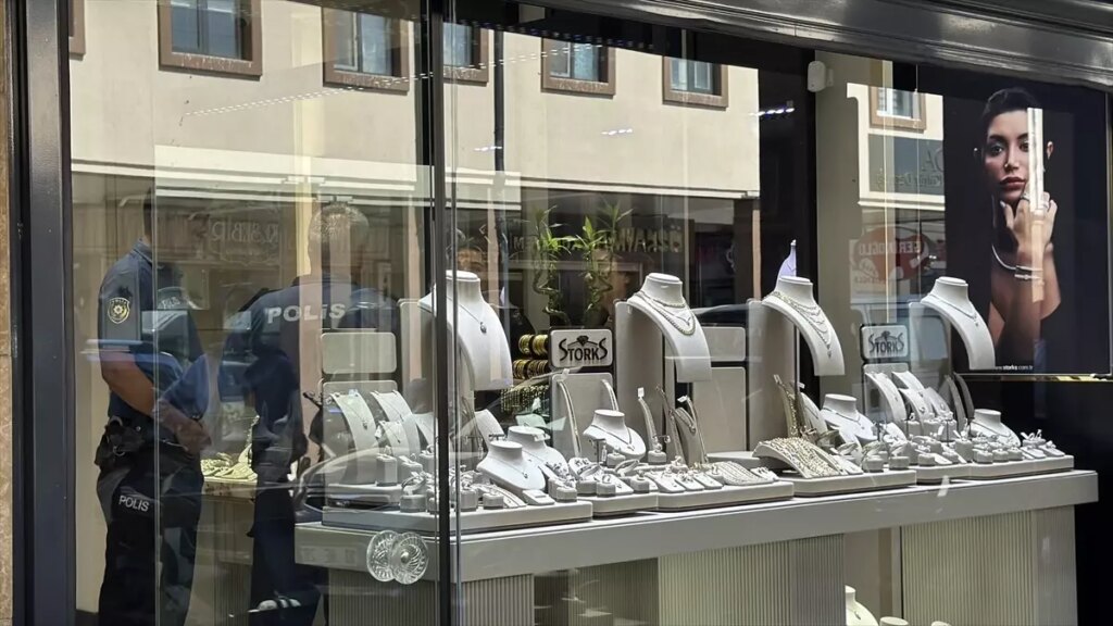 kuyumcuda tirnakcilik yontemiyle hirsizlik 67v3eUDl