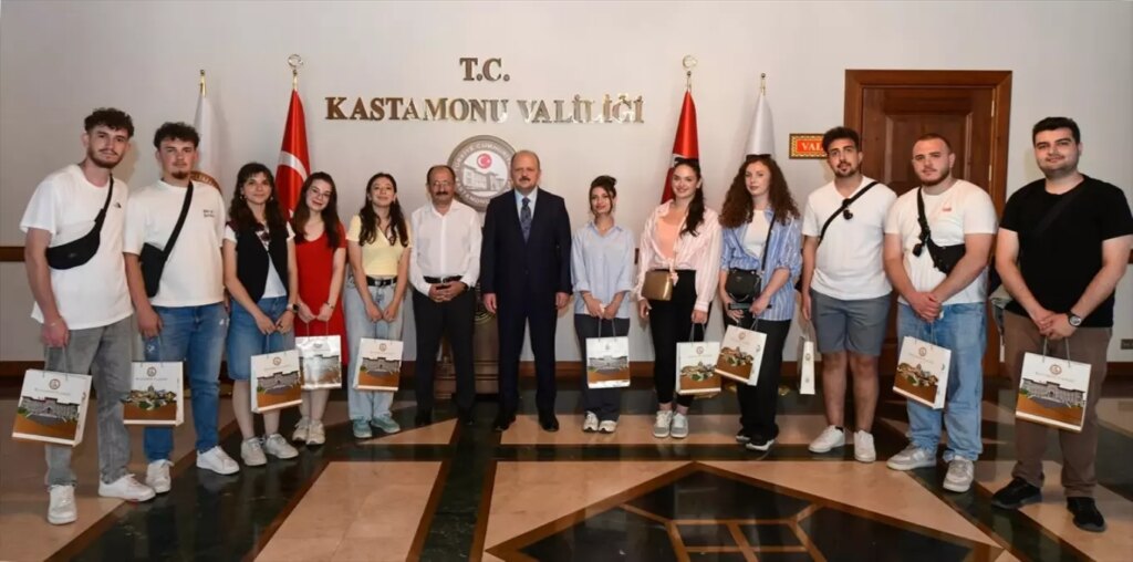 ogrenciler kastamonu valisini ziyaret etti 25LynTAG