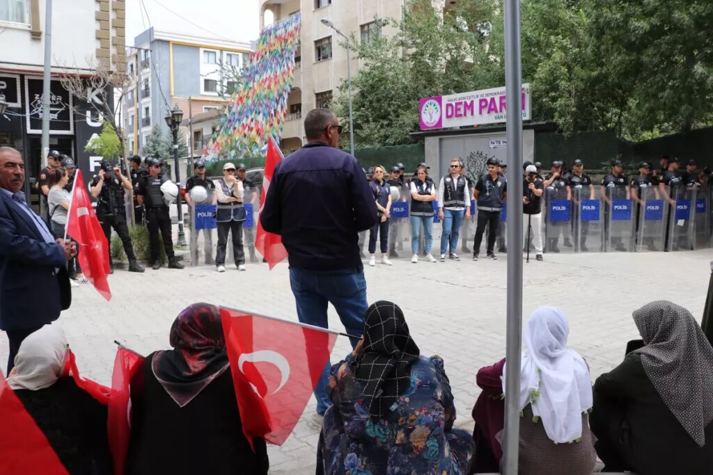 pkk tarafindan kacirilan evlatlari icin eylem yapan ailelerden cagri gelin teslim olun FkIz3TTO