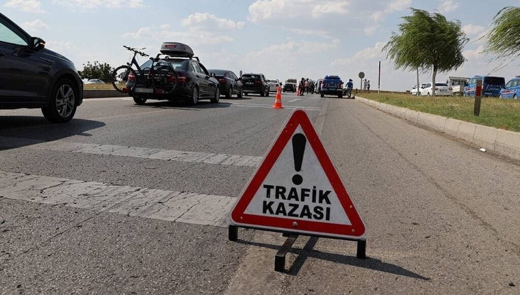 corumda motosiklet ile otomobil carpisti PW8KFx1n