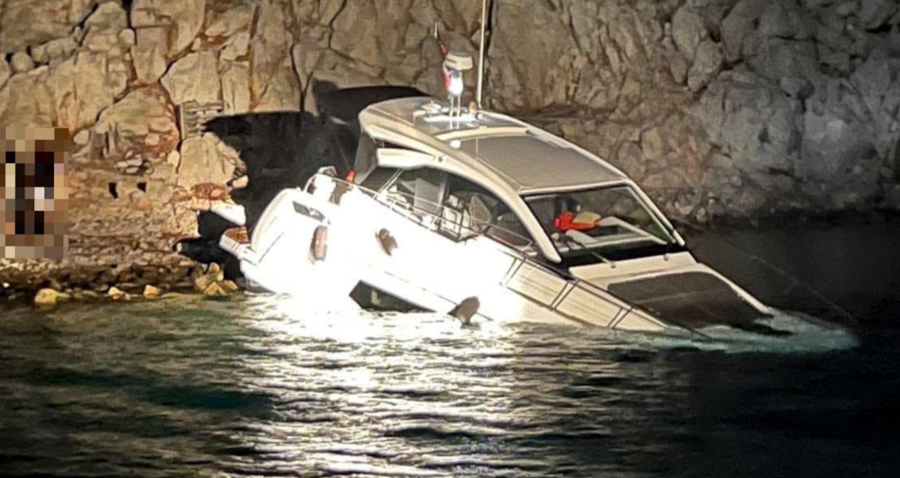 datca aciklarinda adanin kayaliklarina carpan yat batti 2 turk kurtarildi eq1gRs4n