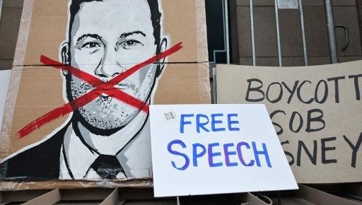 trump bu kez televizyon kanallarini tehdit etti lisanslari iptal edilmeli CYE9fJCq