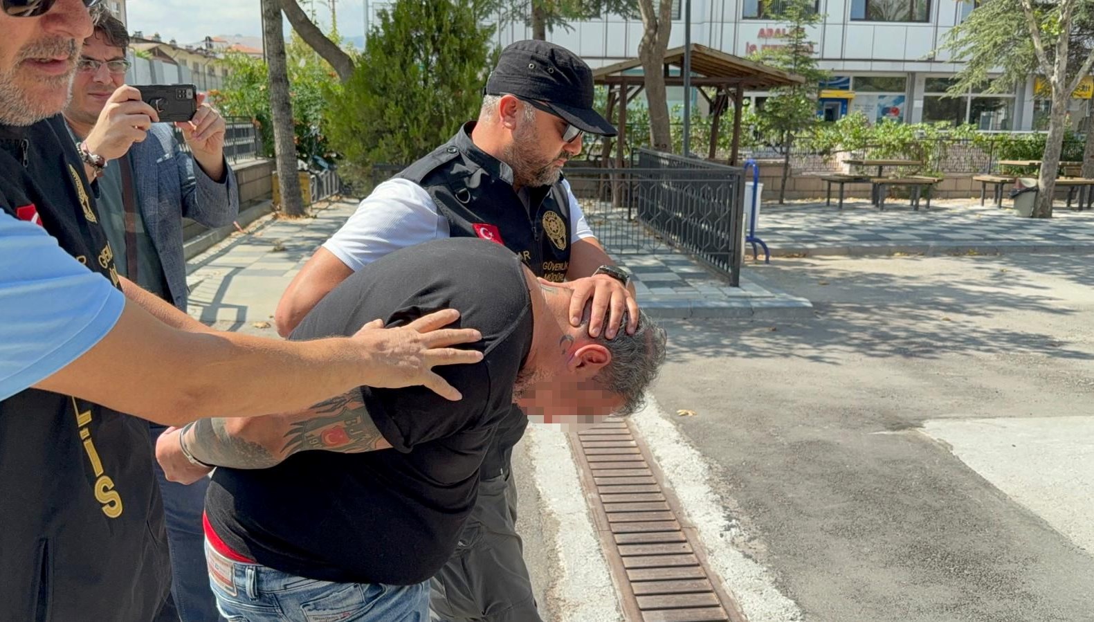 valiye hakarete gozalti kB5SLTAW