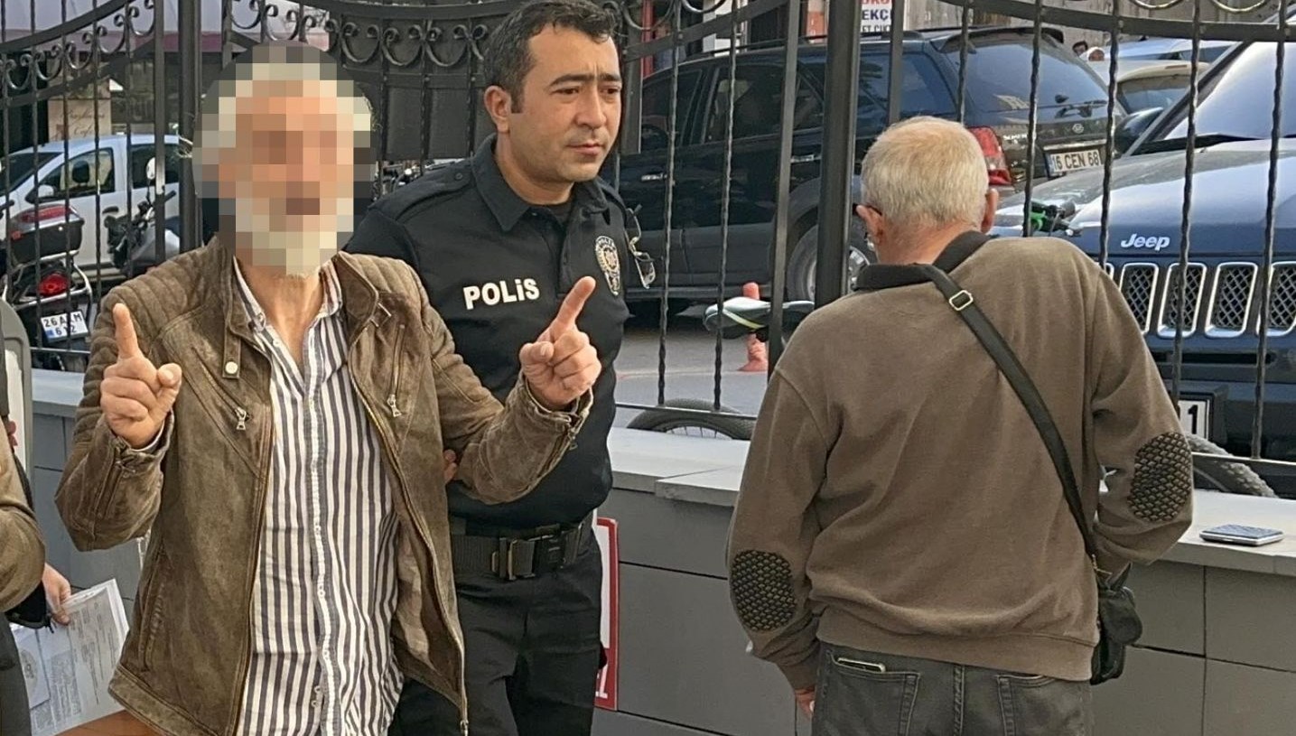 yolda gordugu komsusuna saldirip sokak ortasinda dovdu vr1ECtzW