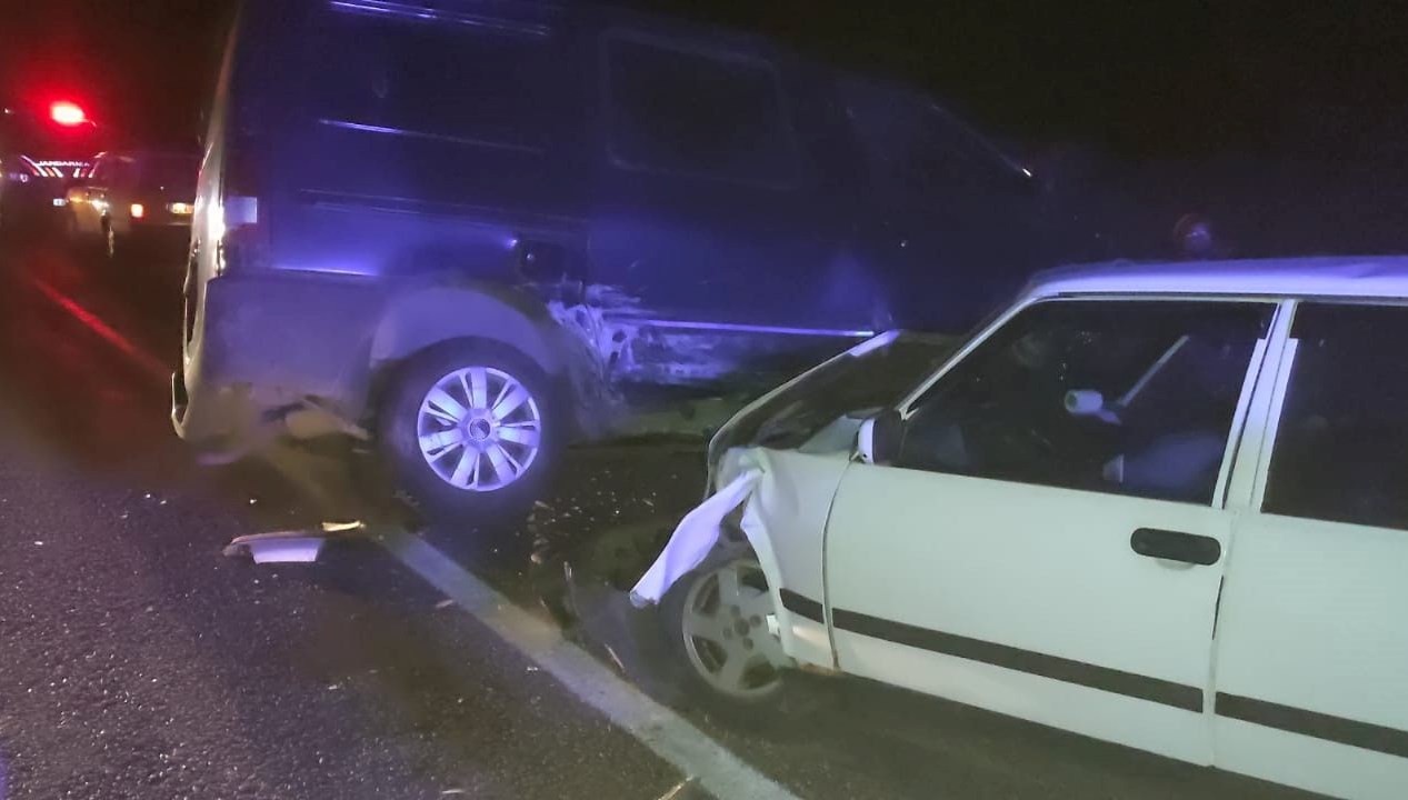 derebucakta otomobil ile minibus carpisti 2 yarali ySxM4BQM