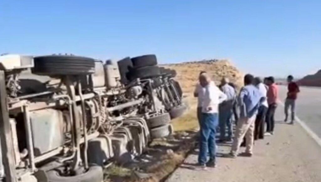 devrilen kamyonun surucusu hafif yaralandi 7KATGmuv