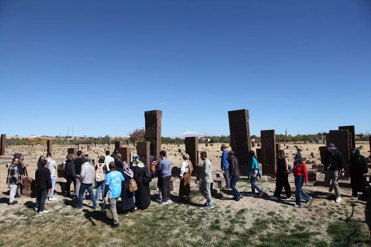 dogaseverler ahlattaki tarihi ve turistik alanlari gezdi uKv9pQVM