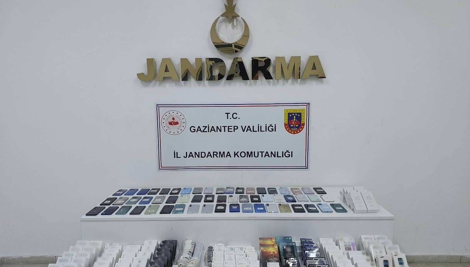 gaziantepde operasyon 1 milyon 900 bin degerinde kacak urun ele gecirildi drhiUALi.jpg