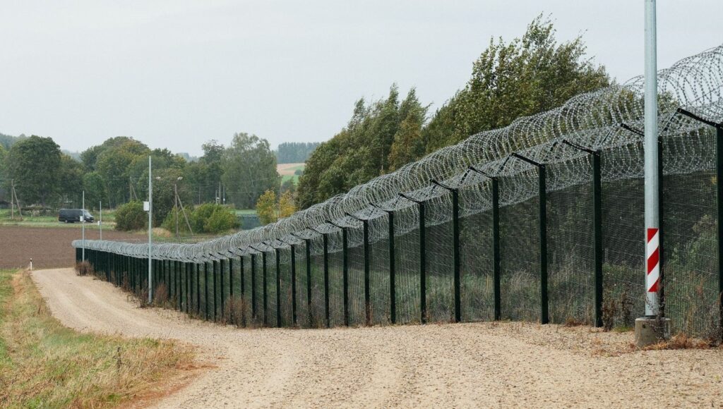 sinirda silahli rus askerleri goruldu estonya yolu kapatti fgJ9OKNj.jpg