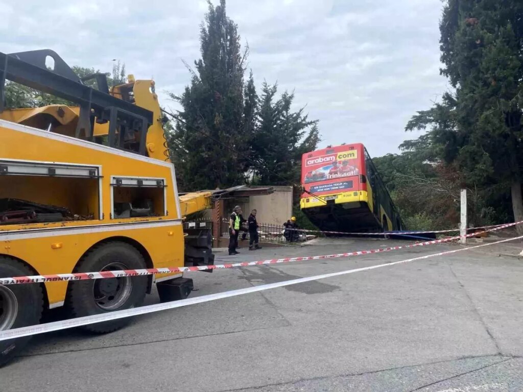 uskudarda iett otobusu insani korkuttu sofore idari sorusturma baslatildi 6q4Ebhnz.jpg
