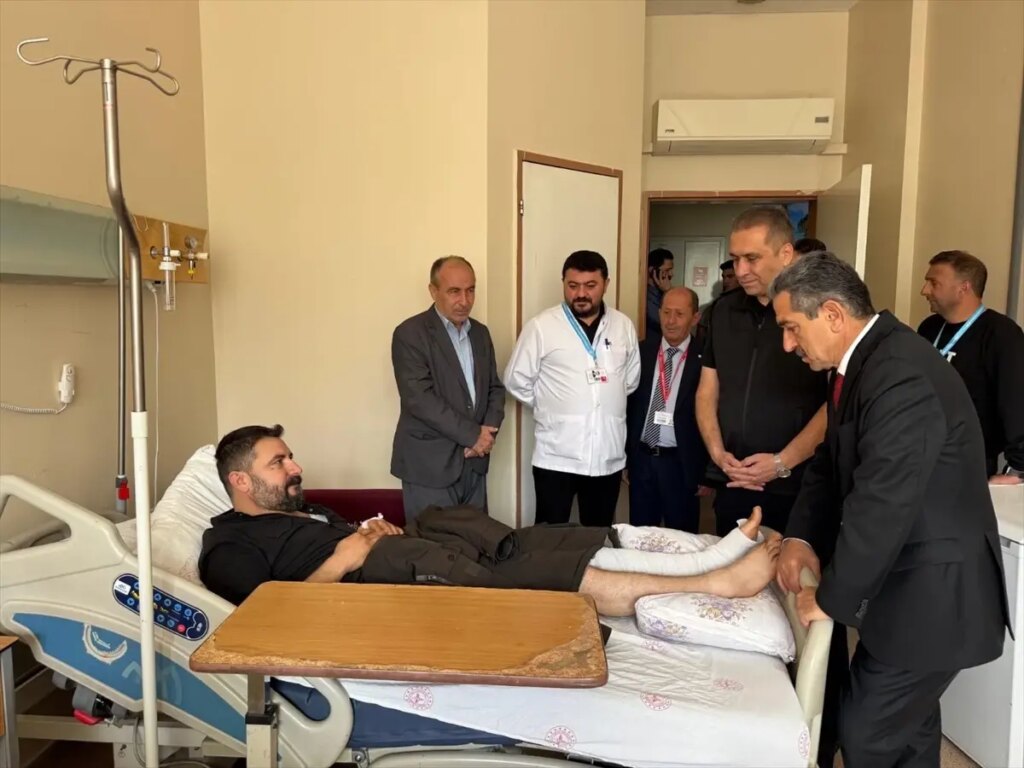 Vali Ekici Hastanede Hasta Ziyareti