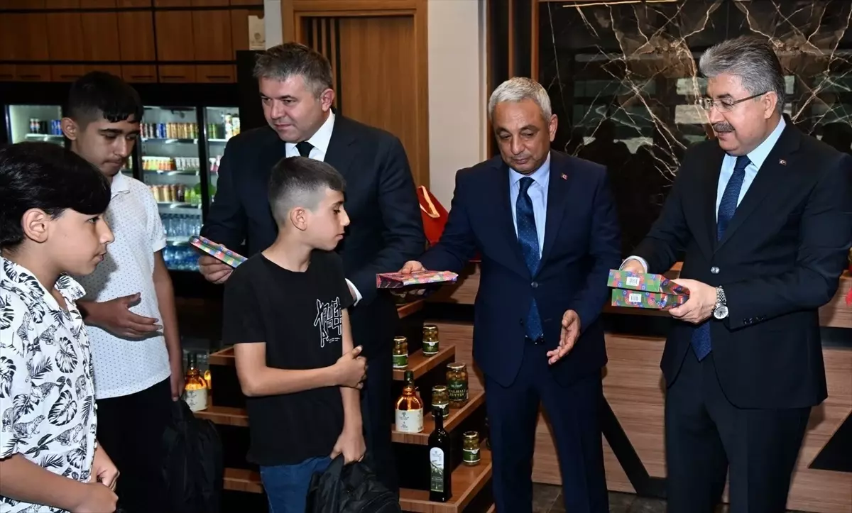 vali yilmaz yetim cocuklarla bulustu 3bwOtMtx.jpg