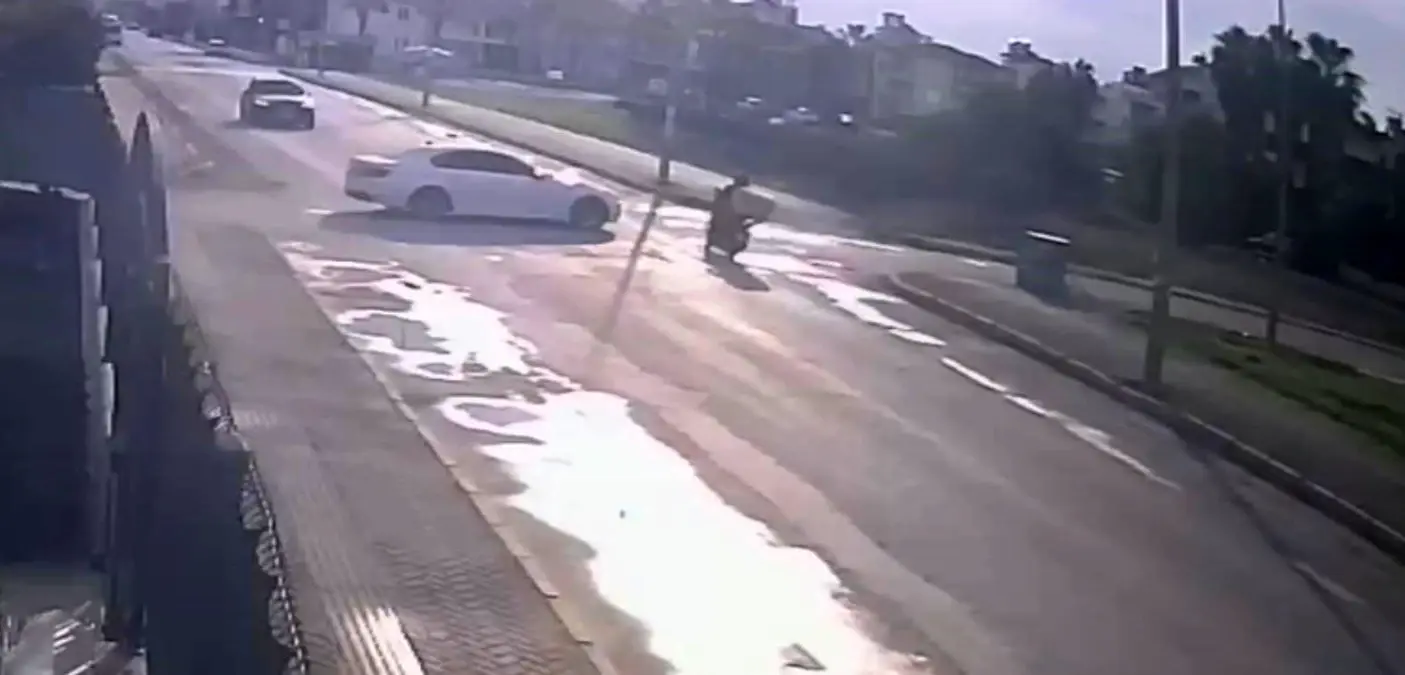 antalyada motosikletli kurye kaza gecirdi agir yarali zTxFQT4J.jpg