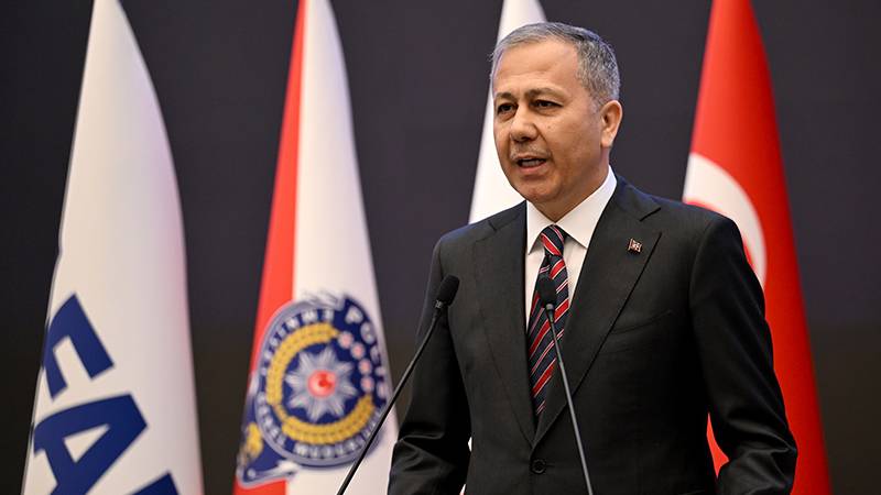 Bakan Yerlikaya: Sanal kumar ile gençlerin emeği, zamanı, aklı çalınıyor