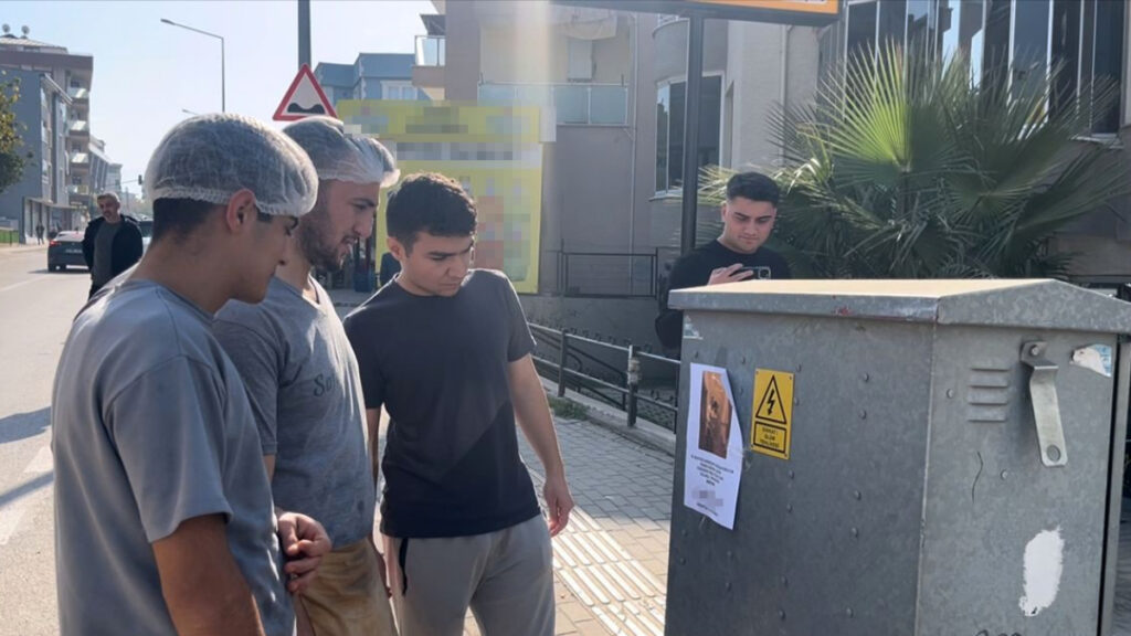 bursadan bir tanidiginin fotografini her yere asti kizlarinizi bu adamdan uzak tutun W9VOHBCS.jpg