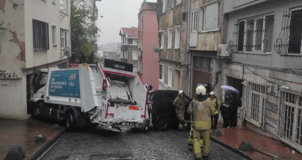 Çöp kamyonu 5 araca çarptı: 3 yaralı