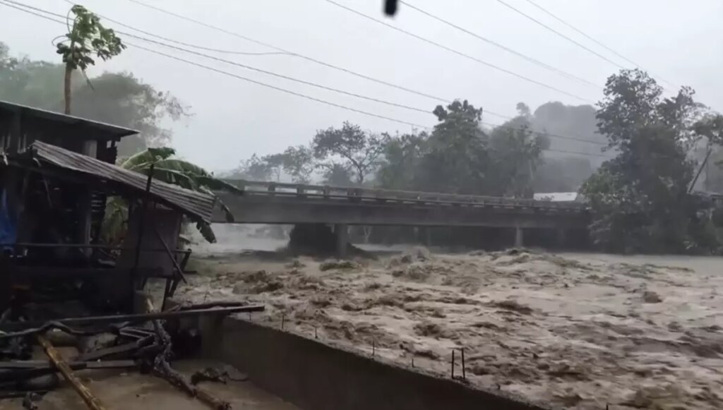 filipinlerde kalmaegi tayfunu felaketi 66 olu VIOtHgFf.jpg