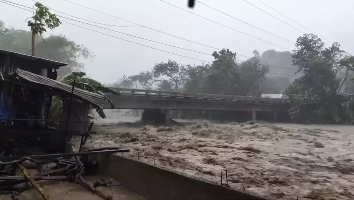 filipinlerde kalmaegi tayfunu felaketi 66 olu VIOtHgFf.jpg
