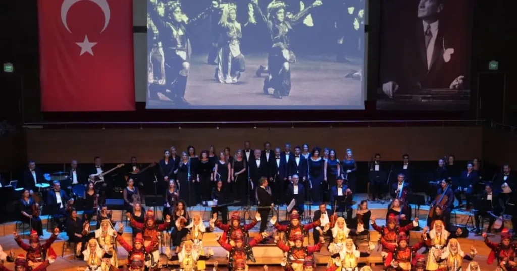 İzmir’de Maarif Halk Dansları ve orkestrasından özel program