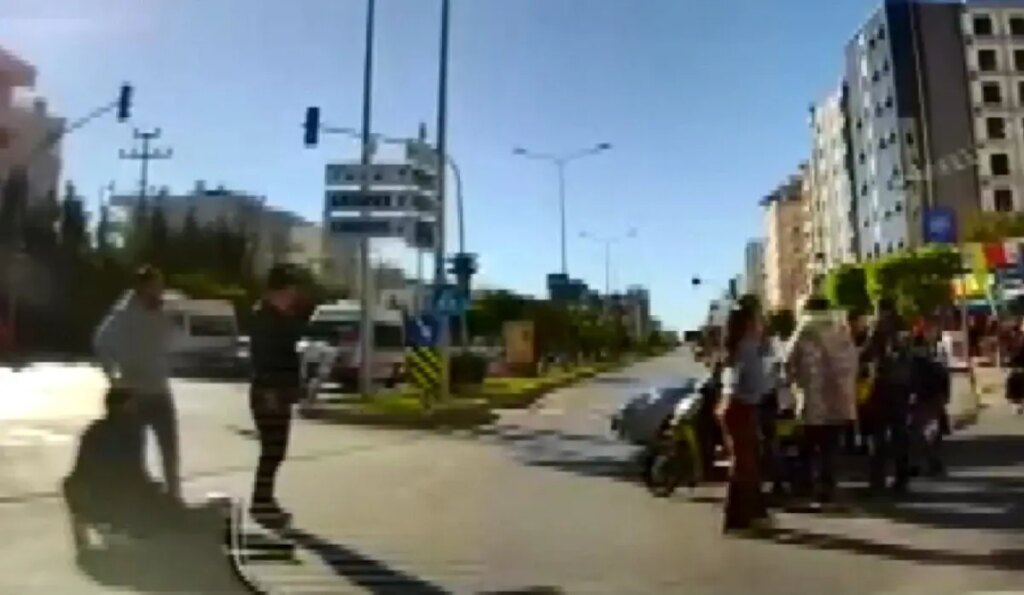 O anlar kamerada: Kırmızı ışıkta geçen otomobil motosikletliye çarptı