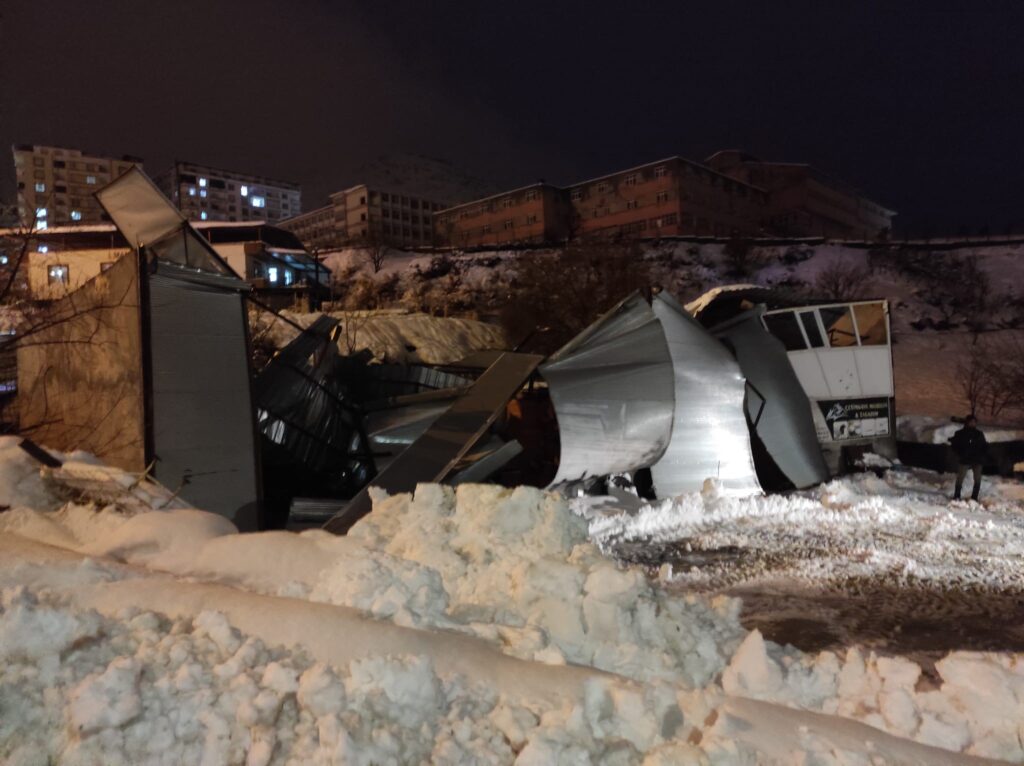 Yoğun kar yağışı nedeniyle iş yerinin çatısı çöktü