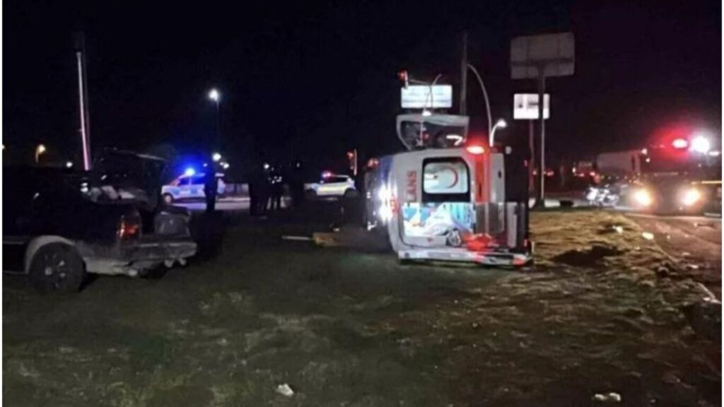 Ambulans kaza yaptı; 5 yaralı