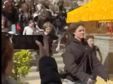 Ukrayna’da 4 yıl aradan sonra kapılarını açan hamburgerci izdiham yarattı