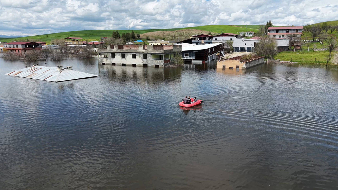 Ambar Barajı’ndaki Su Seviyesi Yükseldi, 10 Ev Suyun İçinde Kaldı