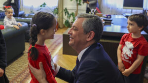 chp-lideri-koltugunu-kucuk-depremzedeye-emanet-etti-Hhd7Fhiy